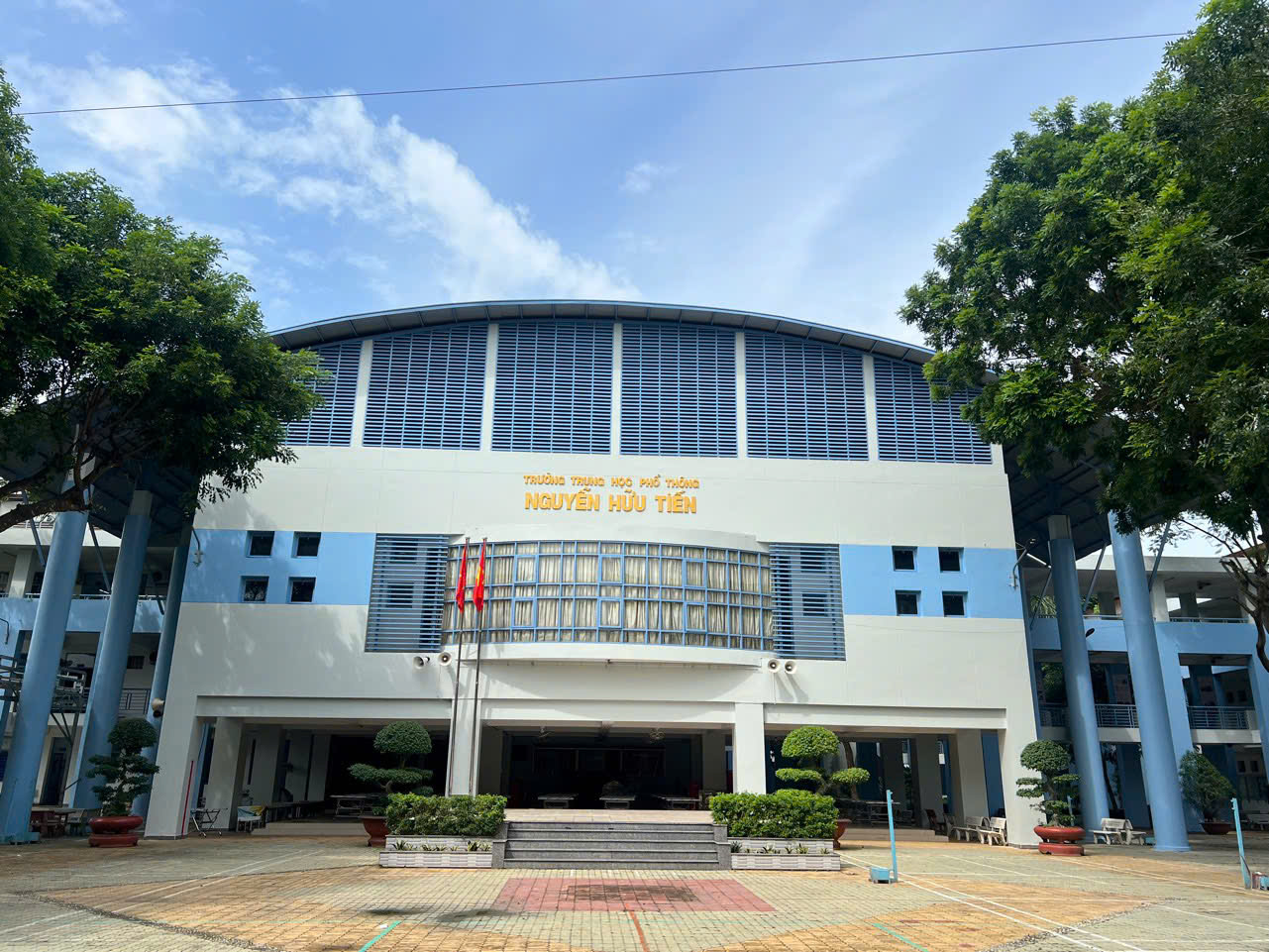 THPT Nguyễn Hữu Tiến