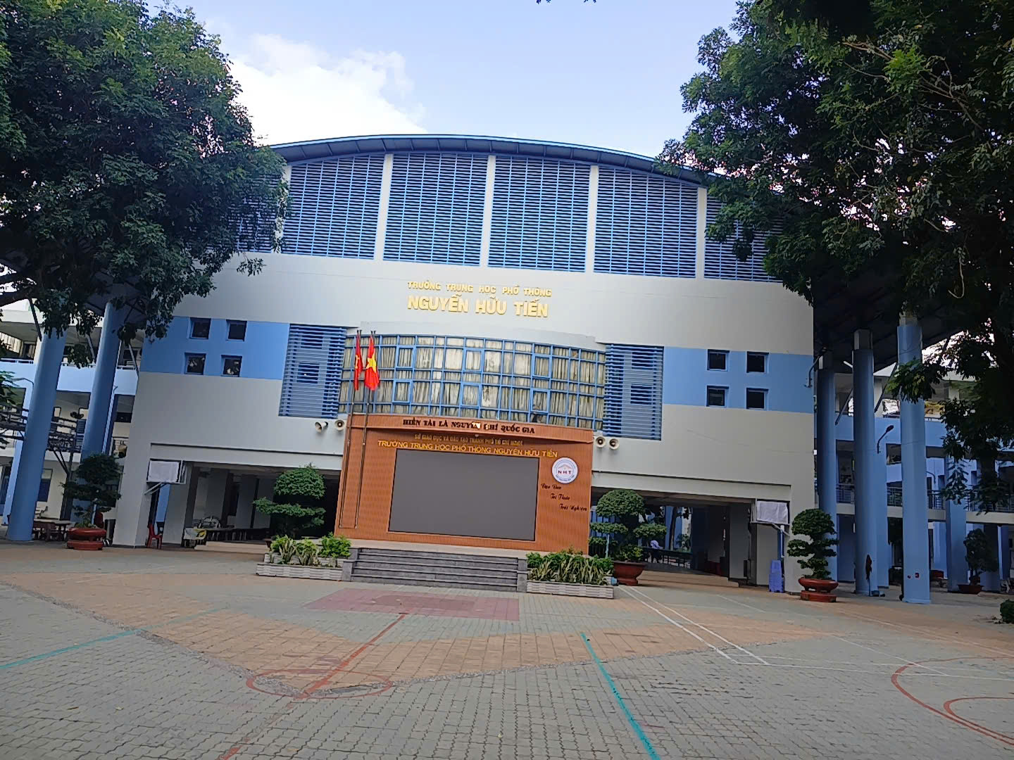 THPT Nguyễn Hữu Tiến
